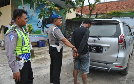 Pencuri Mobil Ini Menyerah karena Tidak Bisa Berenang