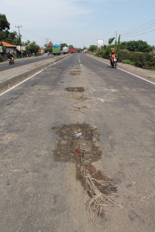 Hati-hati, Jalan Pantura Kandanghaur Tambah Berbahaya