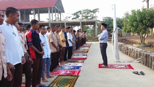 Belum Punya Musala, Siswa di Terisi Salat Berjamaah di Lapangan