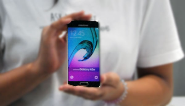 Samsung Galaxy A3 2016 Ideal Digenggam Satu Tangan
