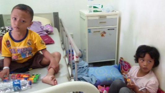 Bikin Ngenes Nih, Anak 8 Tahun Sendirian Jaga Adik Balitanya yang Dirawat di RS Arjawinangun