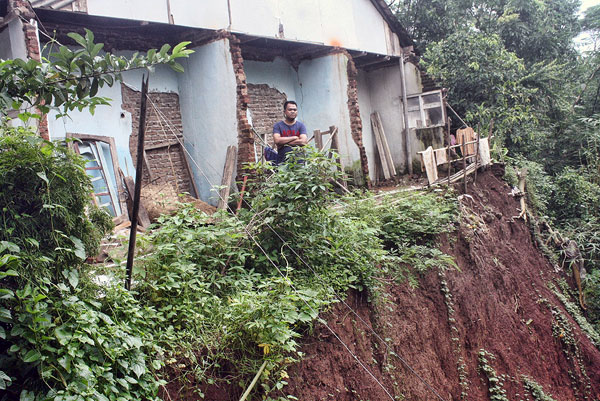 Rumah di Sindangwangi Ambruk Terseret Abrasi