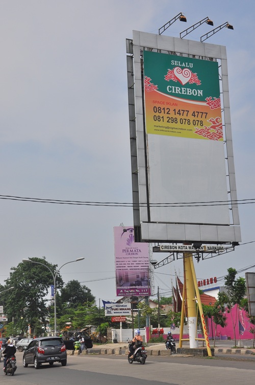 Izin Sudah Berakhir 2014, Reklame di Jl Cipto Ini Sulit Dibongkar, Ada Apa?