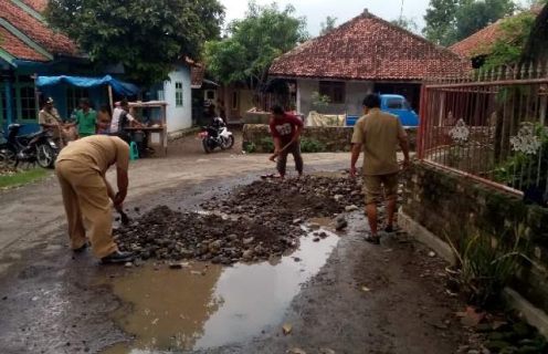 Usulan Perbaikan Kurang Direspon, Pemdes Bulak Benahi Sendiri Jalan Desanya