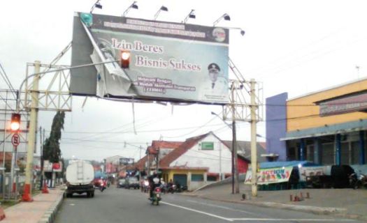 Hadeuh…Gambar Bupati Kuningan Kok Lecek Begini…