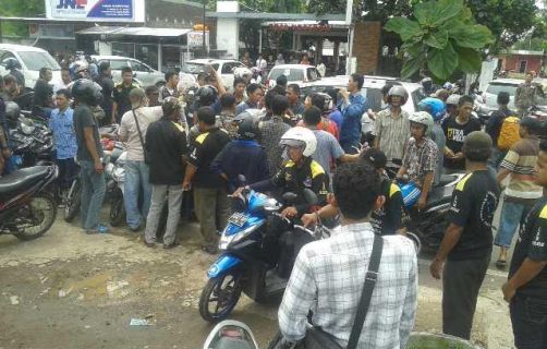 Massa dari PRC Keliling Sweeping Minimarket di Kota Cirebon