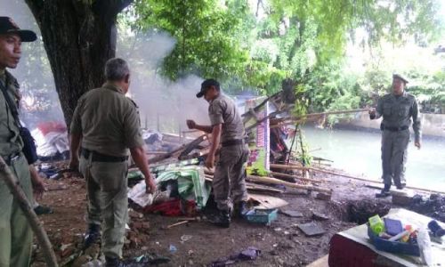 Pol PP Bakar Rumah Gepeng di Pinggir Sungai Sukalila