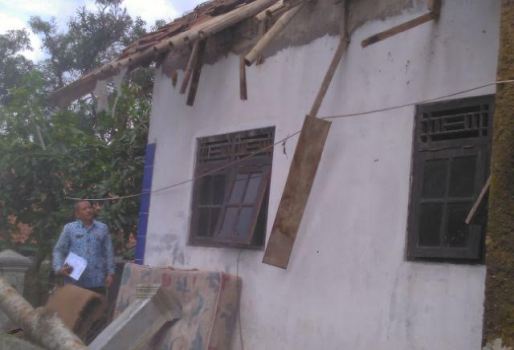 Puting Beliung Menyapu 4 Rumah di Desa Sidawangi