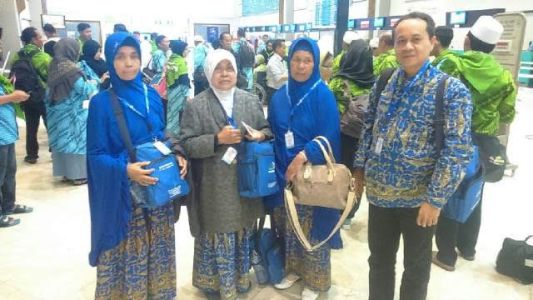 Istri Bupati Cirebon Berangkatkan Jemaah Kurang Mampu ke Tanah Suci