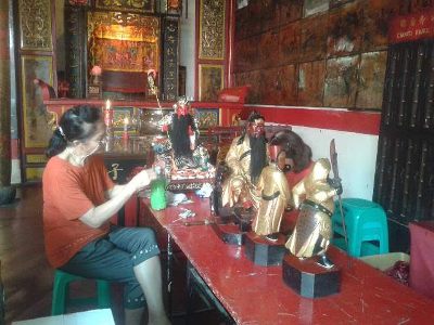 Umat Budha Cirebon Mulai Bersihkan Patung Dewa