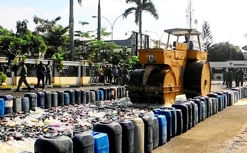 HUT Pol PP “Dimeriahkan” Pemusnahan Ribuan Botol Miras