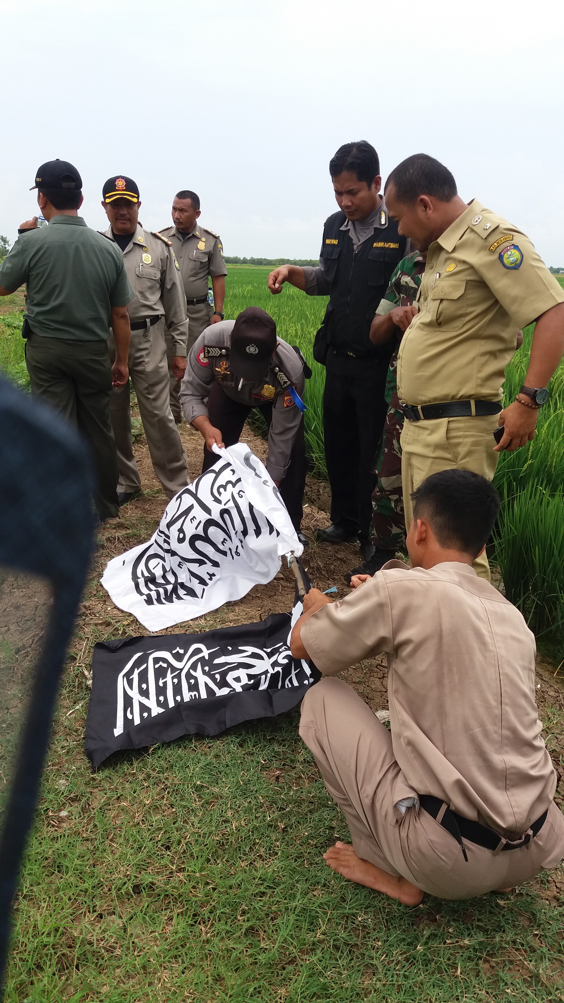 Berkibar di Kandanghaur, Bendera ISIS Dipakai Petani Usir Hama