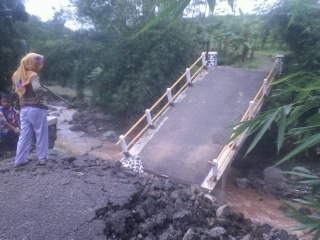 Hujan Deras, Jembatan di Lemahsugih Terbawa Arus