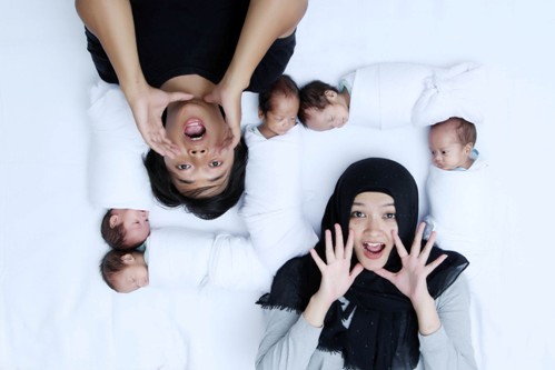 Cerita Orangtua Bayi Kembar 5: Kalau Lagi Nyusuin Satu, yang Lainnya Minta Juga