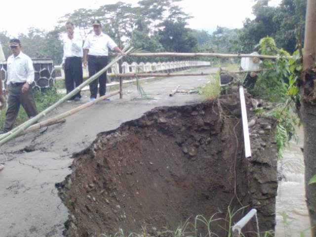 Jembatan Sungai Cisanggarung Amblas, 4 Desa Nyaris Terisolir