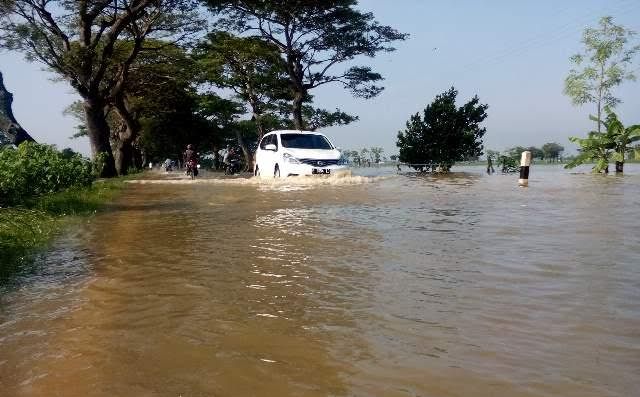 Banjir Minggu Pagi di Bayalangu Bikin Repot Pedagang