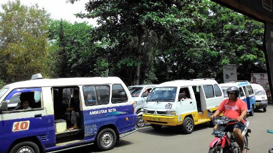 Ada Demo di Pendopo Kuningan, Jalan Stadion Macet Panjang