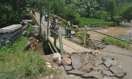 Jembatan Darurat Agar Desa Cigaleuh Tidak Terisolir