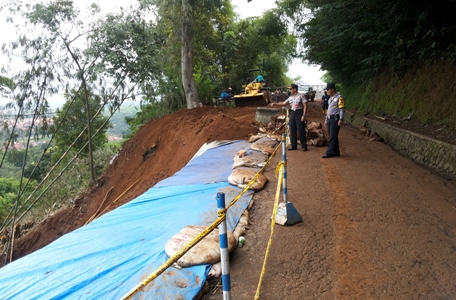 Hati-hati, Jalan Cipadung Sedang Diperbaiki