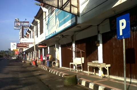 Masih Pagi, Kawasan Pertokoan Siliwangi Kuningan Tampak Bersih