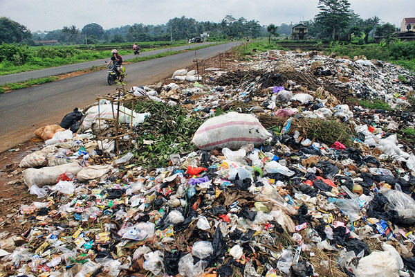 Jorok…Tumpukan Sampah Bikin Bau Jalan Baru Caracas