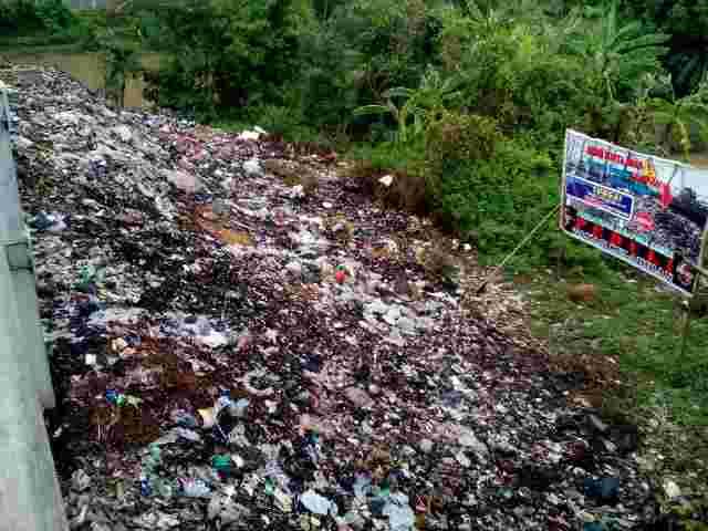 Warga Jagapura Wetan Terbiasa Lempar Sampah di Pinggir Sungai
