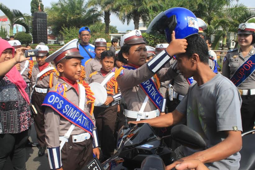 Biar yang Dewasa Sadar,  Polisi Cilik Hadiahkan Helm