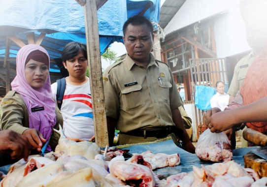 Hiii…, Petugas Temukan Daging dengan Cacing Hati di Pasar Karangampel