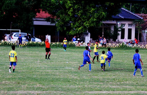 Festival Sepak Bola U-12 di Karangampel Meriah