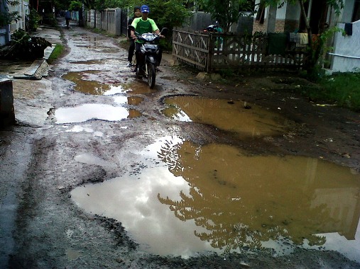 Hujan Sebentar, Gang Budiraja I Seperti Kubangan Bebek