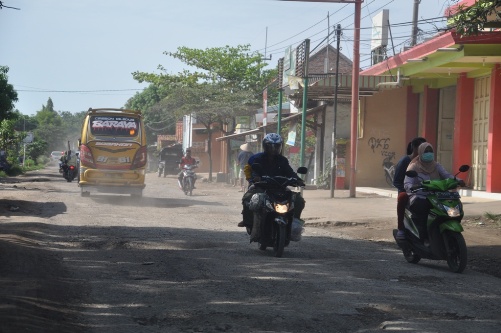 Jalan Gebang-Babakan Cirebon Timur Rusak Parah