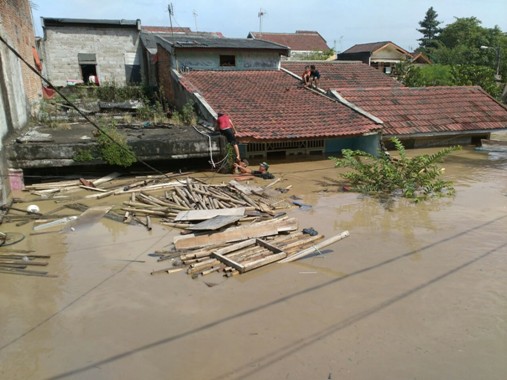 Banjir, Ada Wanita Hamil Melahirkan di Atap Rumah
