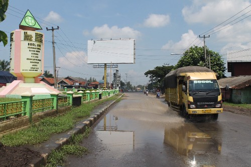 Genangan Air di Bunderan UKS Ini Sampai “Menahun”