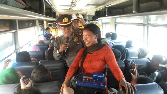 Eh Ada Pak Polisi Nyanyi Bareng Pengamen di Bus