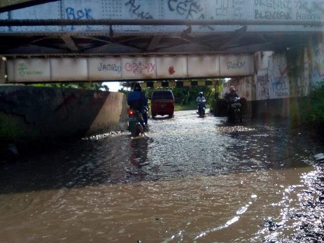 “Banjir Abadi” di Jalan Bawah Rel Desa Kaliwedi Lor