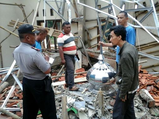 Atap Masjid Maja Utara Ambruk, 3 Pekerja Terluka