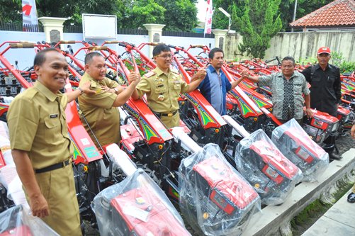 Bupati Sunjaya Targetkan Seluruh Kelompok Tani Punya Traktor