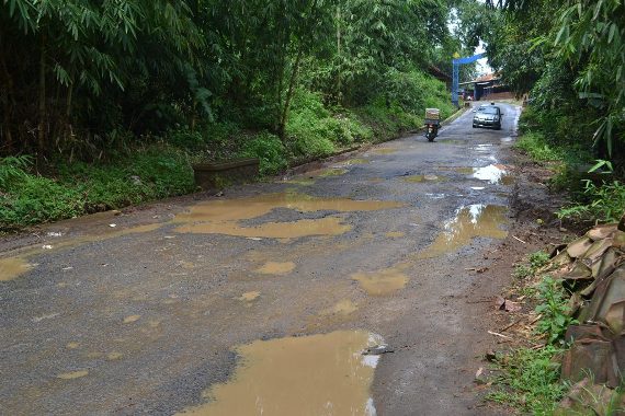 Banyak “Kubangan Kerbau” di Jalan Ciawigebang-Jalaksana