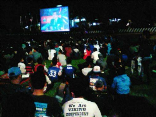 Ribuan Warga Nobar Persib di Lapangan Polres Kuningan