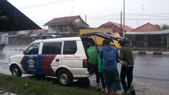 Tabrak Belakang Mobil, Warga Anjatan Kritis