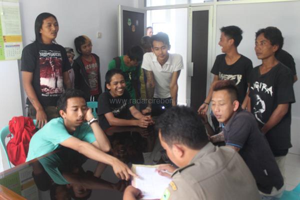 Satpol PP Dikelabui Anak Punk saat Razia