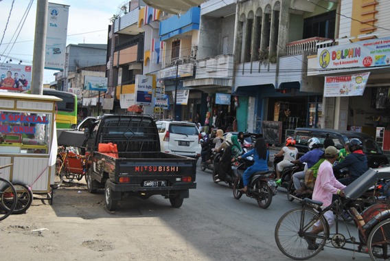 Parkir Sembarang Biang Macet di Mayor Dasuki-Jatibarang