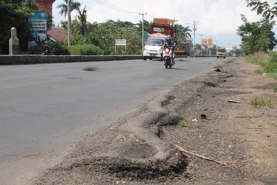 Lihat Nih, Jalan Pantura Kandanghaur Membahayakan