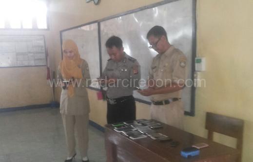 Petugas Periksa HP Siswa SMAN 1 Haurgeulis