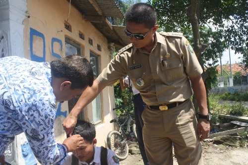 Siswa Bolos Dihukum Sungkem ke Orang Tua