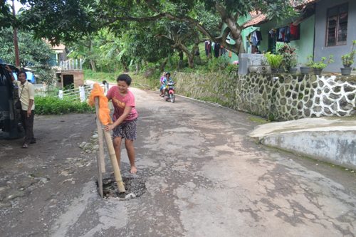 Sebelum Diperbaiki, Warga Tanam Kayu Dulu