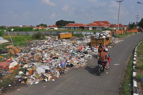 Pemkab Kurang Respon Soal Sampah Terminal Weru