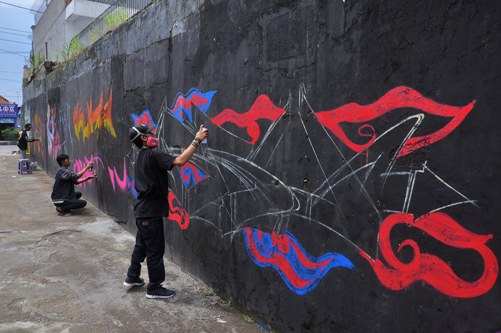 Komunitas Grafiti Warnai Dinding di Lokasi Kuliner Battembat