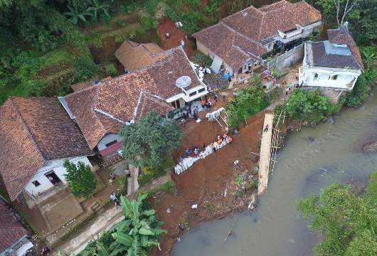 Tembok Penahan Tebing Sungai Cisanggarung Amblas, 3 Rumah Nyaris Tergusur