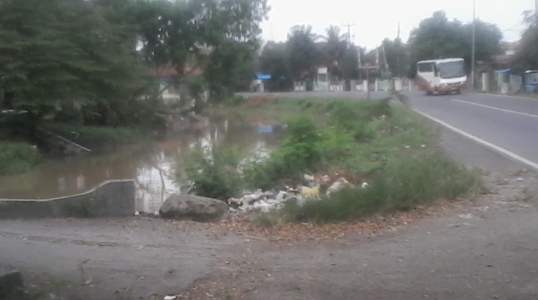 Tidak Ada TPS, Warga Widasari Buang Sampah ke Sungai